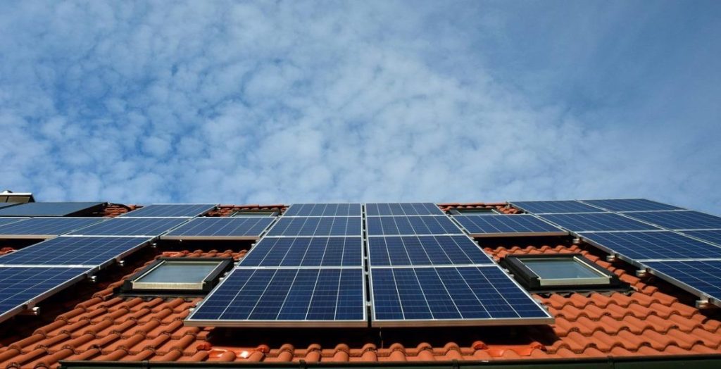 Zonnepanelen op dak met tekst over subsidie opties en regelingen voor huiseigenaren