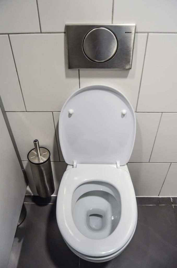 Moderne badkamer met roestvast staal toilet RVS, watervast en duurzaam materiaal