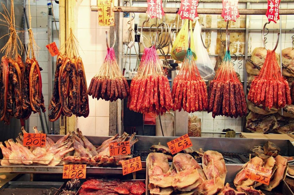 Lokale slager in Leeuwarden met ambachtelijk verwerkt vlees en traditionele Nederlandse sneden in zijn winkel
